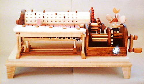 手回し式の木製オルゴール | 環プロダクツ